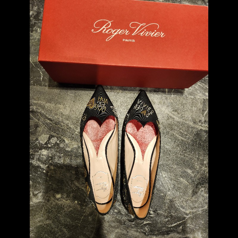 Roger Vivier RV 正品 情人節限定款 黑色刺繡愛心尖頭平底鞋 38碼(近全新/專櫃購回)-0