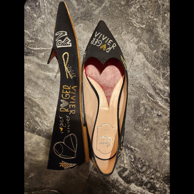 Roger Vivier RV 正品 情人節限定款 黑色刺繡愛心尖頭平底鞋 38碼(近全新/專櫃購回)-3