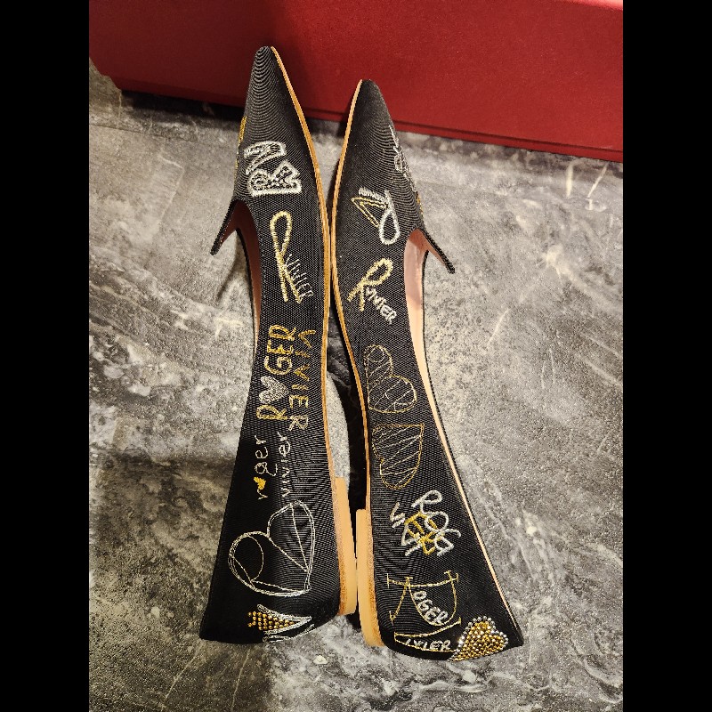 Roger Vivier RV 正品 情人節限定款 黑色刺繡愛心尖頭平底鞋 38碼(近全新/專櫃購回)-4