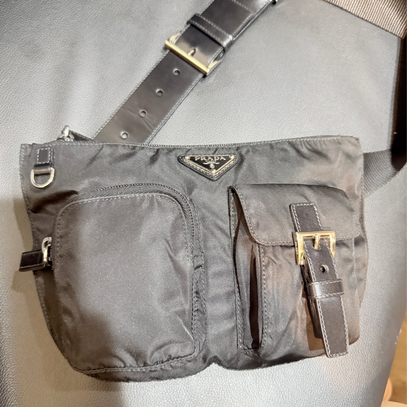 9新🎖️男生怎麼背怎麼帥的黑色PRADA🖤經典尼龍 胸口包 腰包 斜背包-0