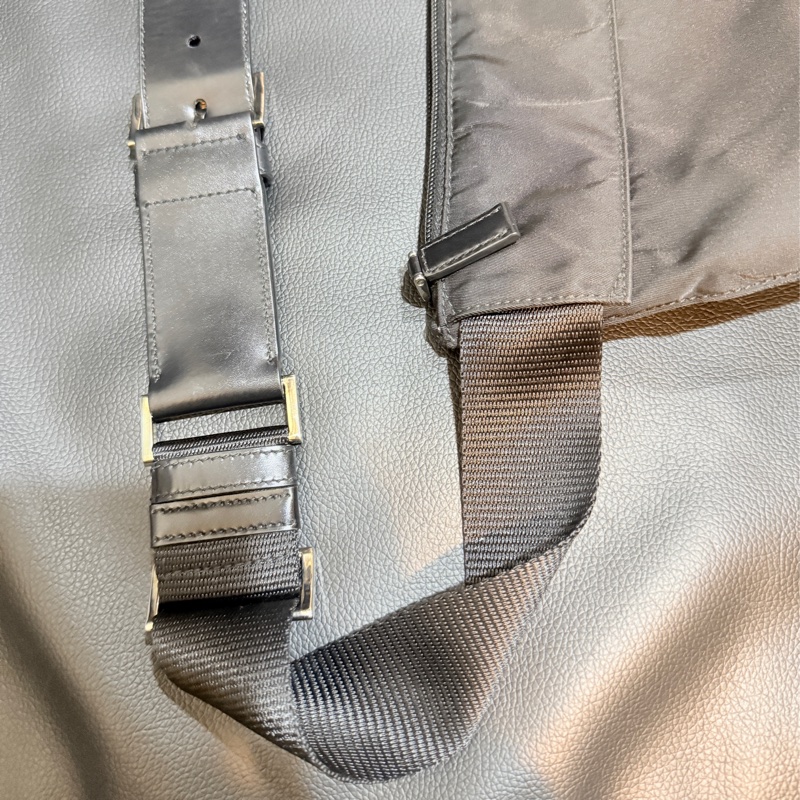 9新🎖️男生怎麼背怎麼帥的黑色PRADA🖤經典尼龍 胸口包 腰包 斜背包-3