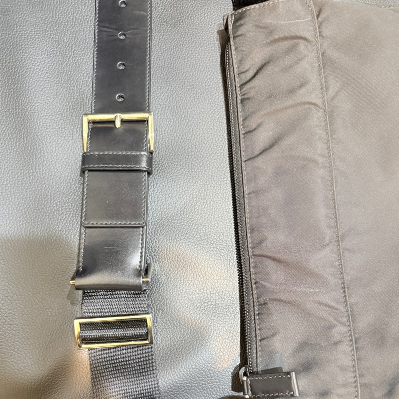 9新🎖️男生怎麼背怎麼帥的黑色PRADA🖤經典尼龍 胸口包 腰包 斜背包-5