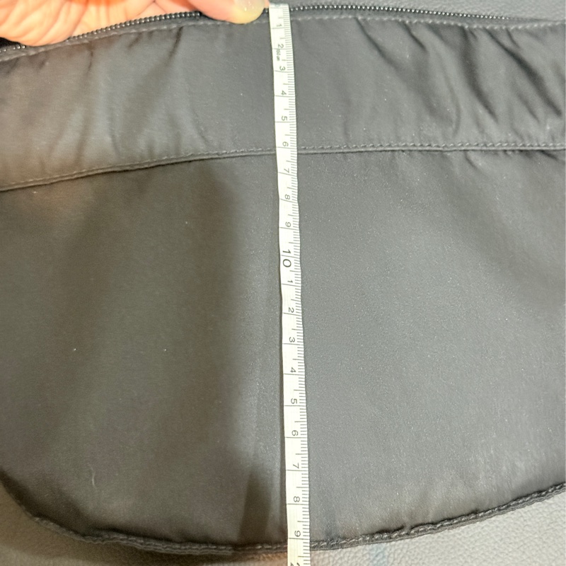 9新🎖️男生怎麼背怎麼帥的黑色PRADA🖤經典尼龍 胸口包 腰包 斜背包-8