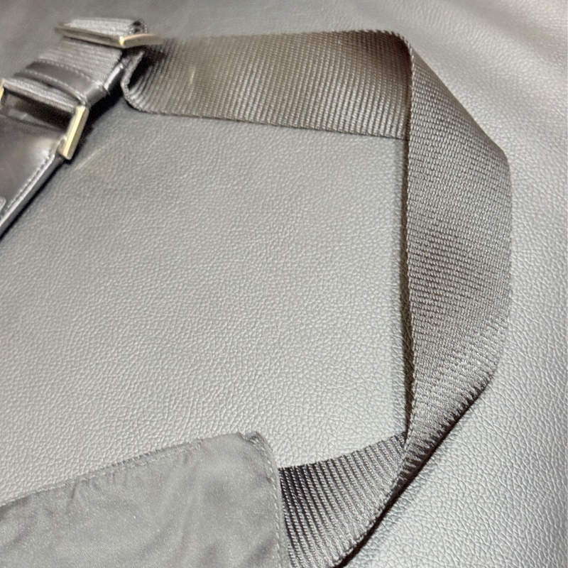 9新🎖️男生怎麼背怎麼帥的黑色PRADA🖤經典尼龍 胸口包 腰包 斜背包-12