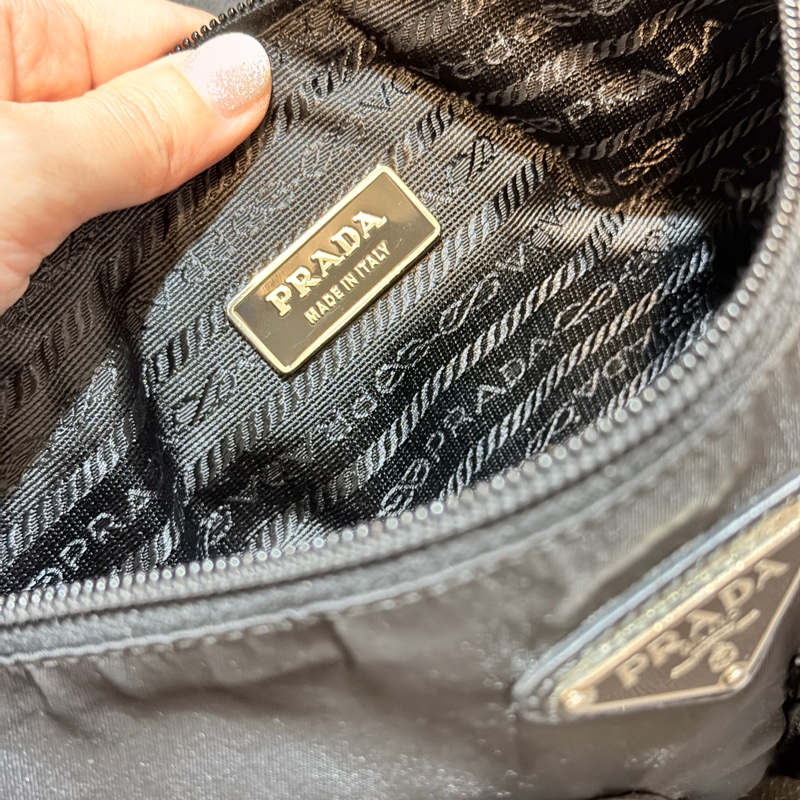 9新🎖️男生怎麼背怎麼帥的黑色PRADA🖤經典尼龍 胸口包 腰包 斜背包-18