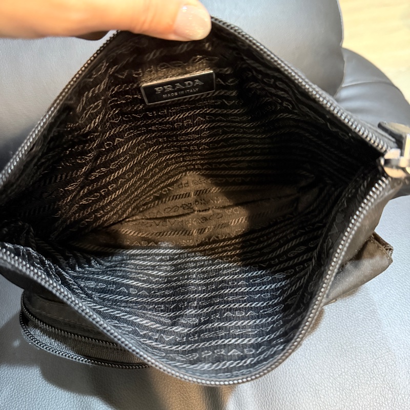 9新🎖️男生怎麼背怎麼帥的黑色PRADA🖤經典尼龍 胸口包 腰包 斜背包-19