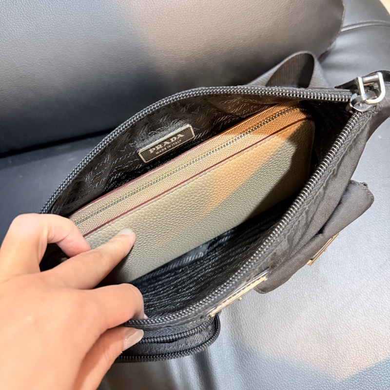 9新🎖️男生怎麼背怎麼帥的黑色PRADA🖤經典尼龍 胸口包 腰包 斜背包-20
