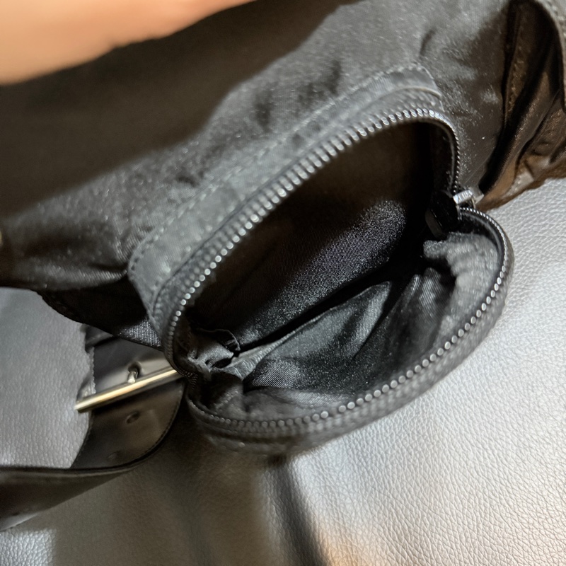 9新🎖️男生怎麼背怎麼帥的黑色PRADA🖤經典尼龍 胸口包 腰包 斜背包-21