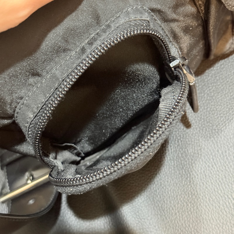 9新🎖️男生怎麼背怎麼帥的黑色PRADA🖤經典尼龍 胸口包 腰包 斜背包-22