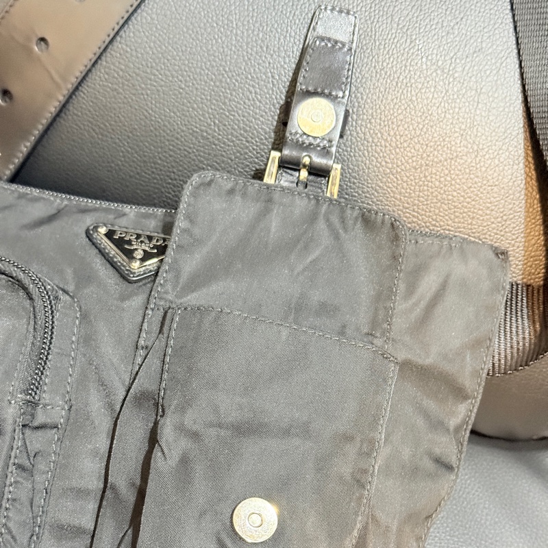 9新🎖️男生怎麼背怎麼帥的黑色PRADA🖤經典尼龍 胸口包 腰包 斜背包-26