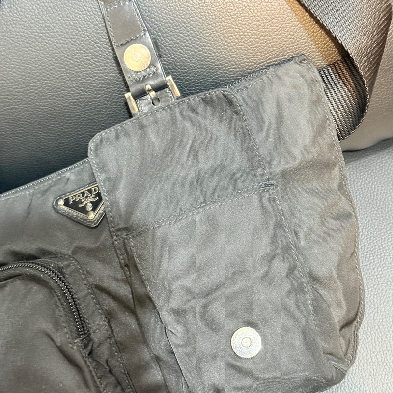 9新🎖️男生怎麼背怎麼帥的黑色PRADA🖤經典尼龍 胸口包 腰包 斜背包-27