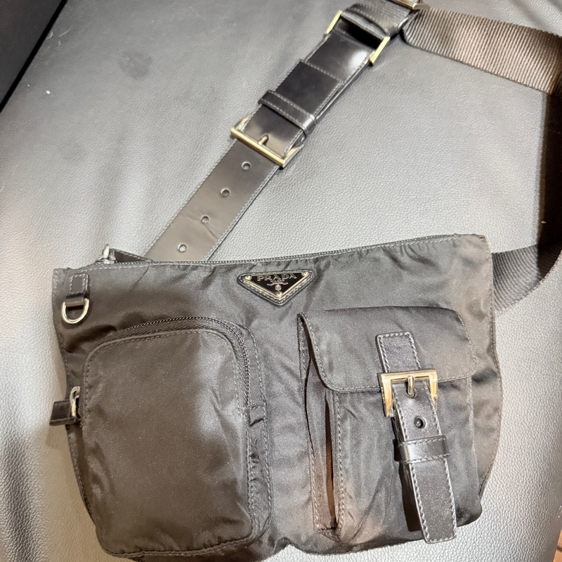 9新🎖️男生怎麼背怎麼帥的黑色PRADA🖤經典尼龍 胸口包 腰包 斜背包-28