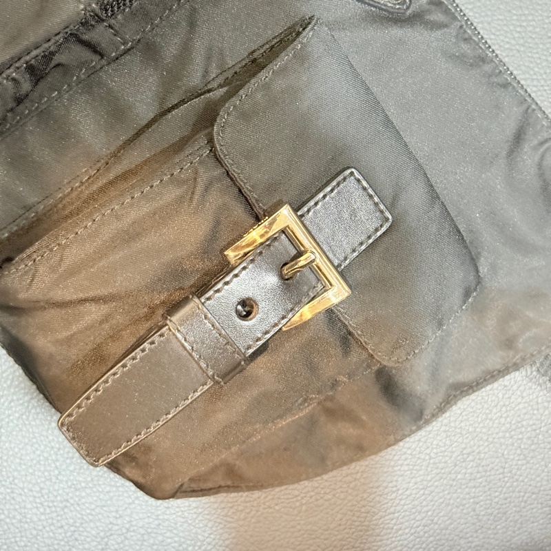 9新🎖️男生怎麼背怎麼帥的黑色PRADA🖤經典尼龍 胸口包 腰包 斜背包-31