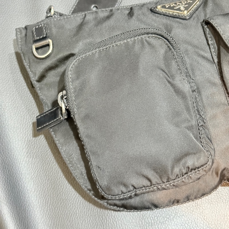 9新🎖️男生怎麼背怎麼帥的黑色PRADA🖤經典尼龍 胸口包 腰包 斜背包-32