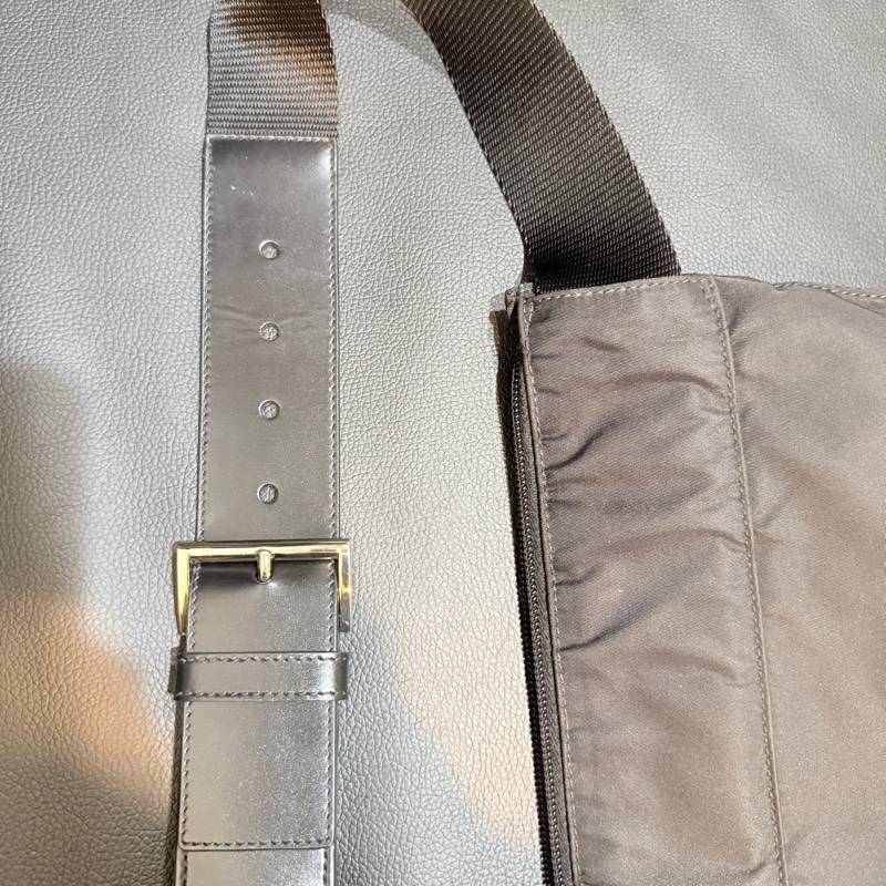 9新🎖️男生怎麼背怎麼帥的黑色PRADA🖤經典尼龍 胸口包 腰包 斜背包-43