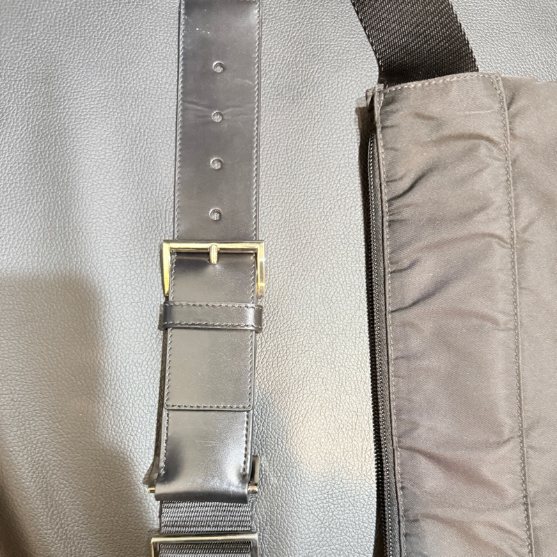 9新🎖️男生怎麼背怎麼帥的黑色PRADA🖤經典尼龍 胸口包 腰包 斜背包-44