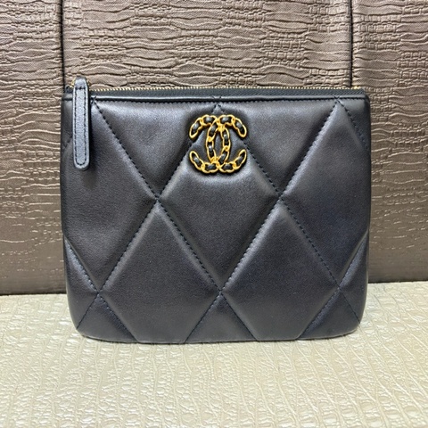Chanel 黑羊皮大菱格紋霧金釦19 一字拉收納包AP1059