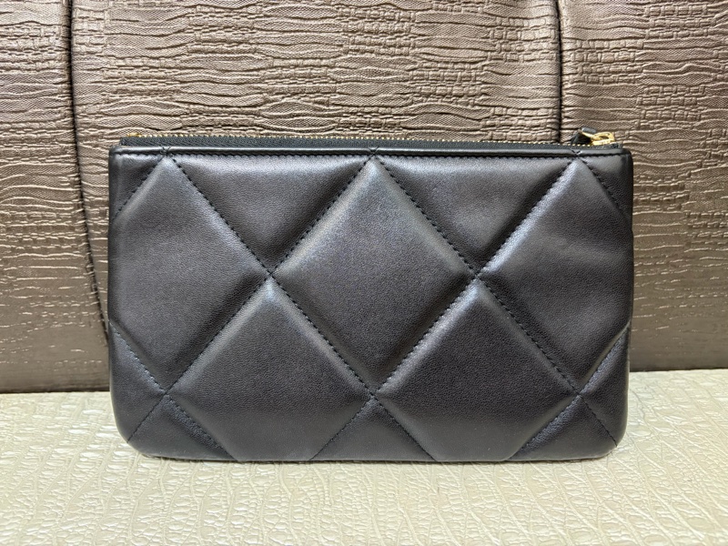 Chanel 黑羊皮大菱格紋霧金釦19 一字拉收納包AP1059-1