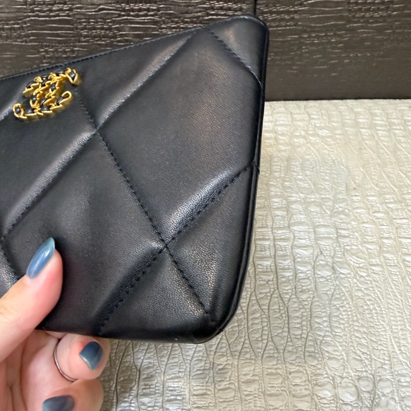 Chanel 黑羊皮大菱格紋霧金釦19 一字拉收納包AP1059-2