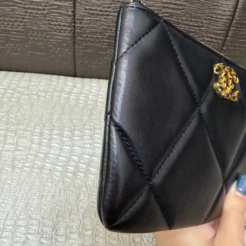 Chanel 黑羊皮大菱格紋霧金釦19 一字拉收納包AP1059-3