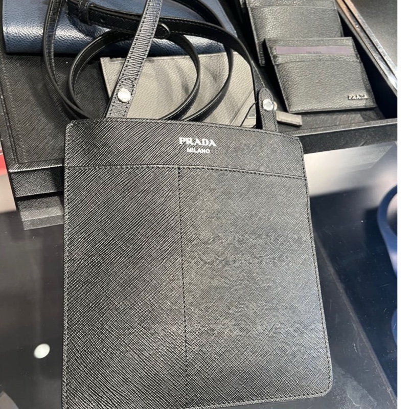 過海關✈️超方便的PRADA斜背包 黑色防刮牛皮材質-0