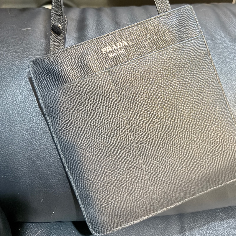 過海關✈️超方便的PRADA斜背包 黑色防刮牛皮材質-1