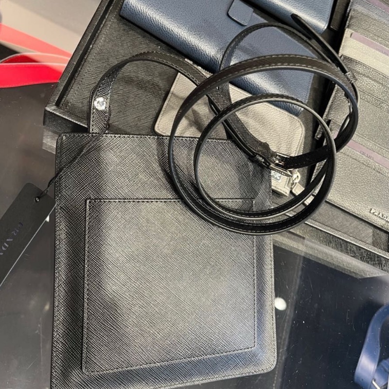 過海關✈️超方便的PRADA斜背包 黑色防刮牛皮材質-3