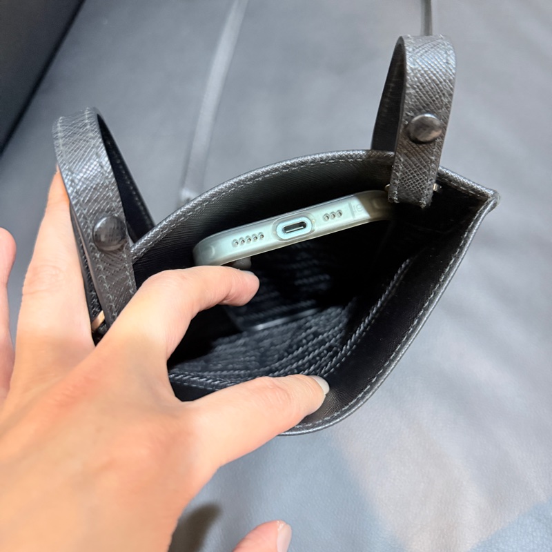 過海關✈️超方便的PRADA斜背包 黑色防刮牛皮材質-4