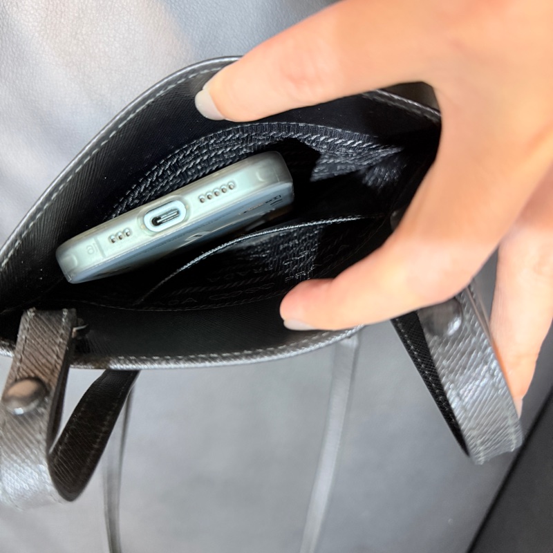 過海關✈️超方便的PRADA斜背包 黑色防刮牛皮材質-6