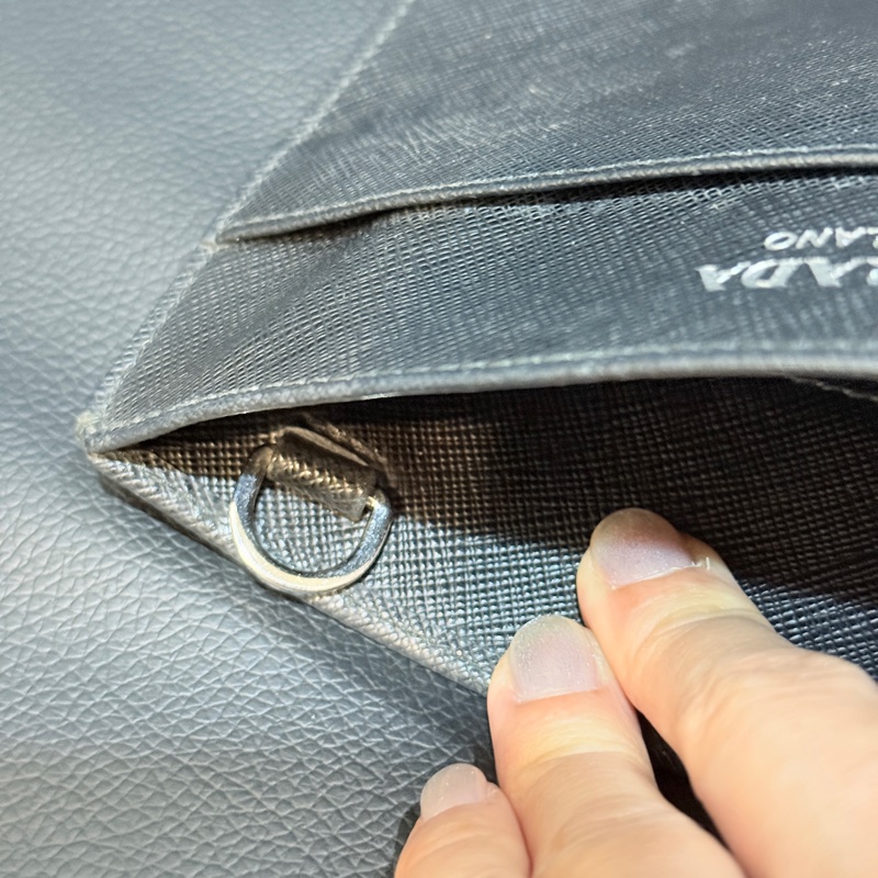 過海關✈️超方便的PRADA斜背包 黑色防刮牛皮材質-7