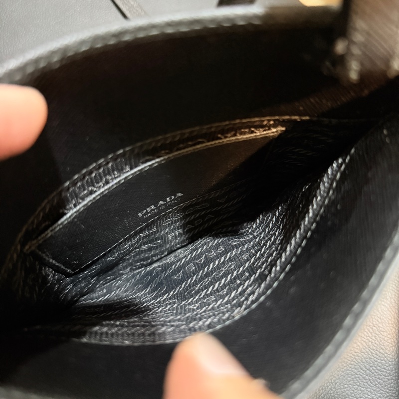 過海關✈️超方便的PRADA斜背包 黑色防刮牛皮材質-11