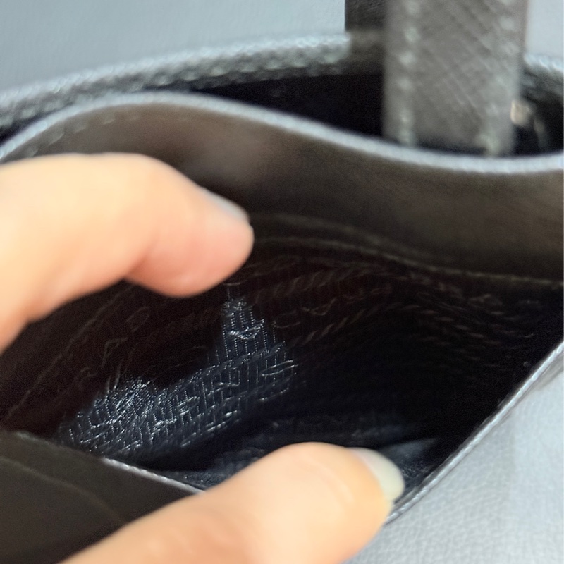 過海關✈️超方便的PRADA斜背包 黑色防刮牛皮材質-12