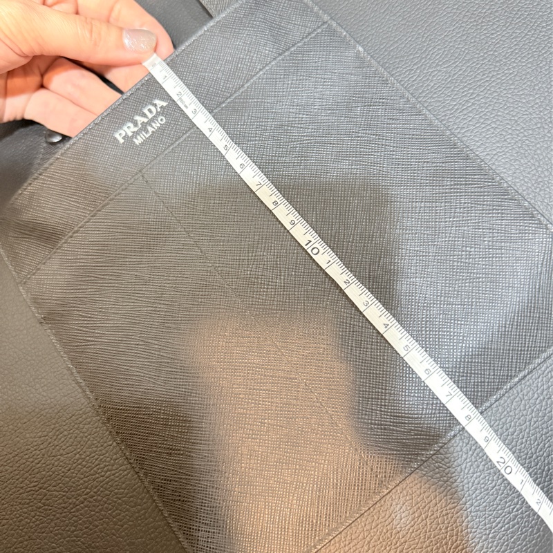 過海關✈️超方便的PRADA斜背包 黑色防刮牛皮材質-13