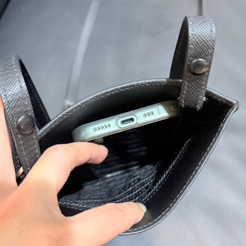 過海關✈️超方便的PRADA斜背包 黑色防刮牛皮材質-32