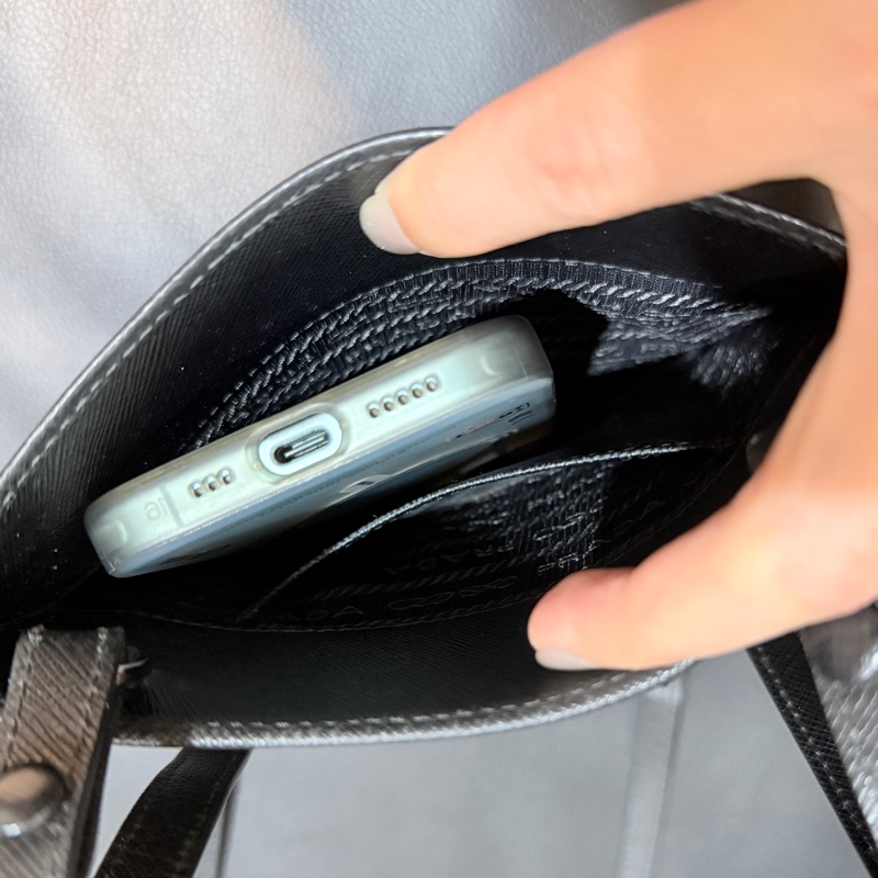過海關✈️超方便的PRADA斜背包 黑色防刮牛皮材質-34