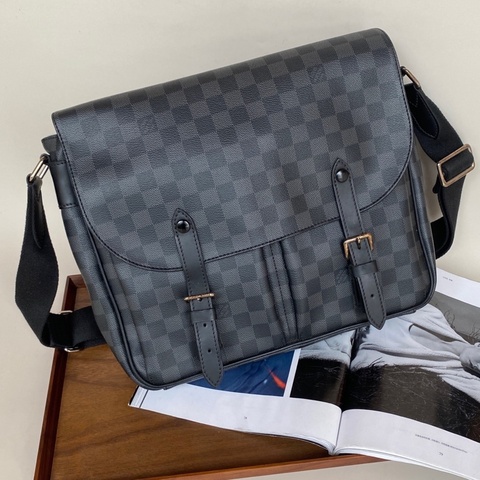 Louis Vuitton黑棋盤格christopher劍橋郵差包,15年編碼,配件無。尺寸:33*8*28cm。