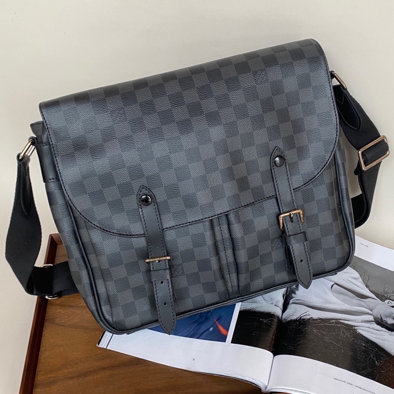 Louis Vuitton黑棋盤格christopher劍橋郵差包,15年編碼,配件無。尺寸:33*8*28cm。-1