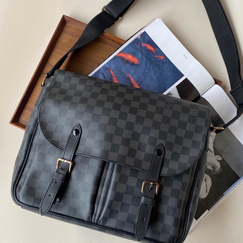 Louis Vuitton黑棋盤格christopher劍橋郵差包,15年編碼,配件無。尺寸:33*8*28cm。-5