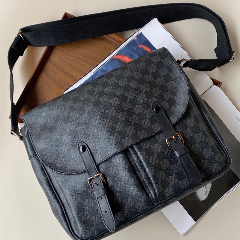 Louis Vuitton黑棋盤格christopher劍橋郵差包,15年編碼,配件無。尺寸:33*8*28cm。-6