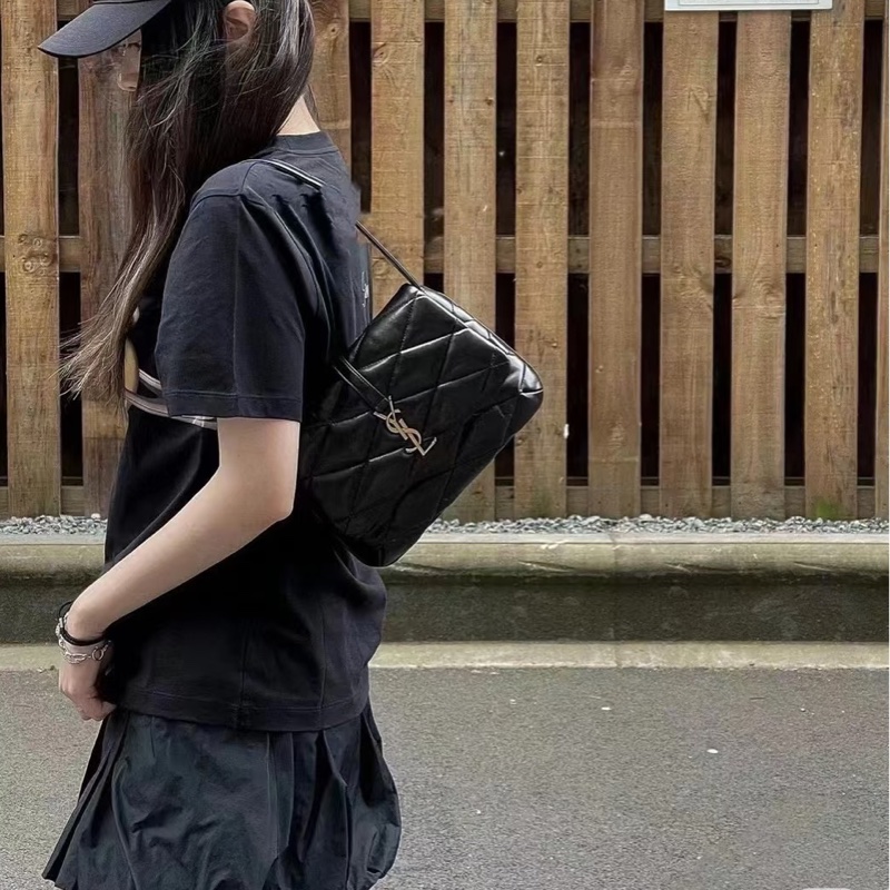 🍓SAINT LAURENT 聖羅蘭Le5A7黑銀油蠟皮V紋雲朵雙肩包後背包-21