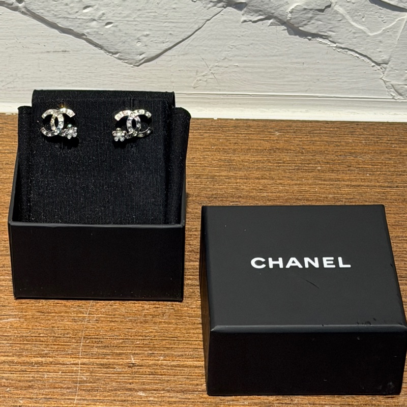 香奈兒雙C 鑲鑽珍珠耳環-0