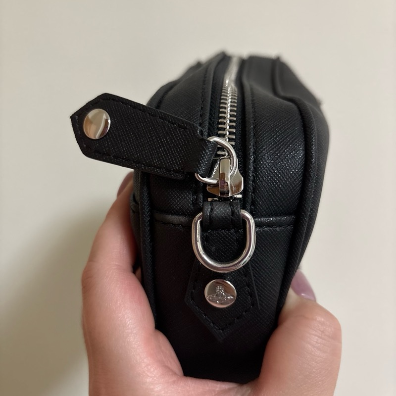 二手全新Vivienne Westwood西太后銀字星球LOGO防刮PU拉鍊斜背相機包-3