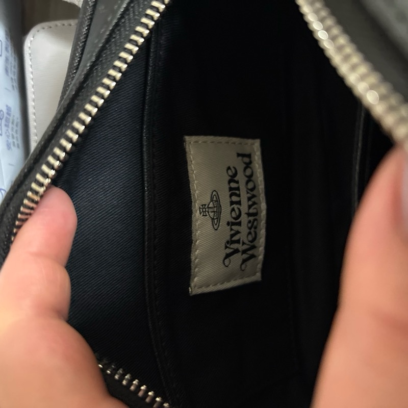 二手全新Vivienne Westwood西太后銀字星球LOGO防刮PU拉鍊斜背相機包-8