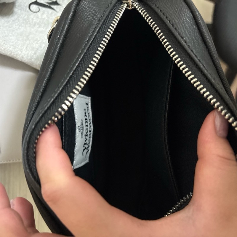 二手全新Vivienne Westwood西太后銀字星球LOGO防刮PU拉鍊斜背相機包-9