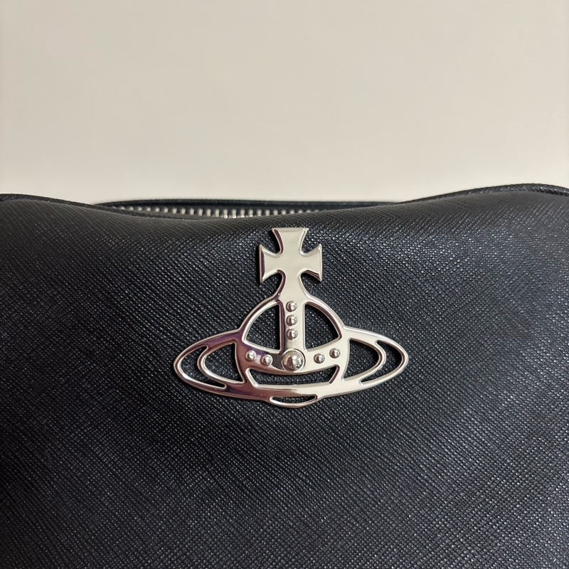 二手全新Vivienne Westwood西太后銀字星球LOGO防刮PU拉鍊斜背相機包-16