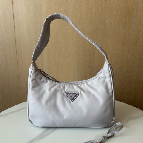 Prada 普拉達baby blue hobo腋下包。