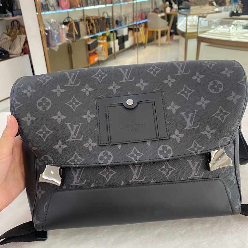 Louis Vuitton路易威登Voyager經典黑武士男士郵差斜挎包,芯片款-0