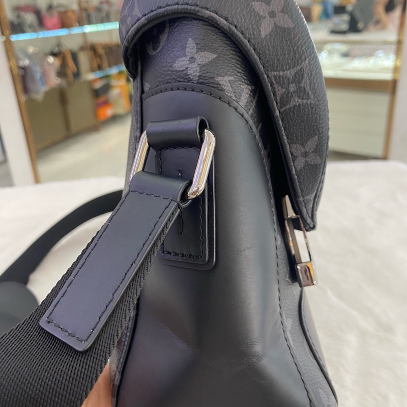 Louis Vuitton路易威登Voyager經典黑武士男士郵差斜挎包,芯片款-3