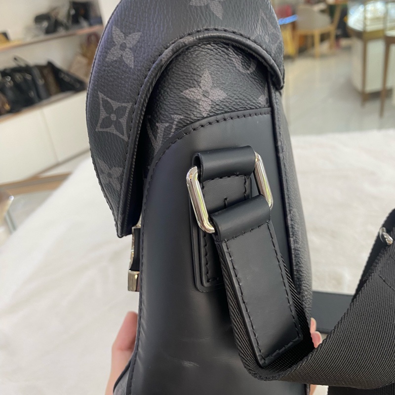 Louis Vuitton路易威登Voyager經典黑武士男士郵差斜挎包,芯片款-4