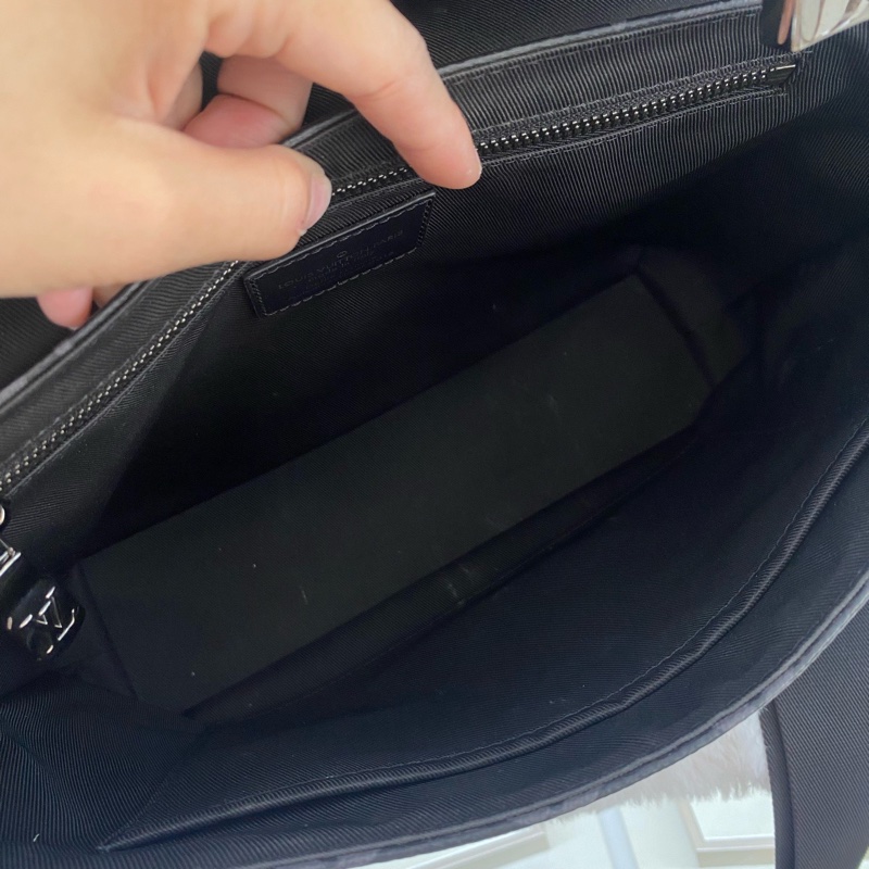 Louis Vuitton路易威登Voyager經典黑武士男士郵差斜挎包,芯片款-7